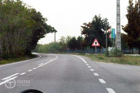 Pergunta IMT: O sinal vertical que se encontra na via, indica aos condutores: