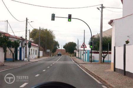 Pergunta IMT: O sinal triangular de fundo branco indica-me que no próximo entroncamento após o sinal: