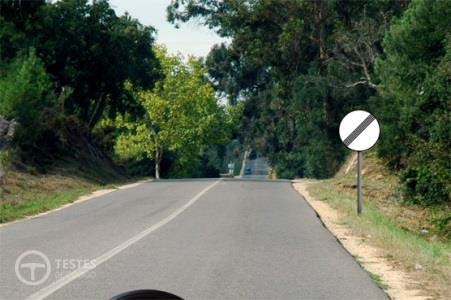 Pergunta IMT: O sinal vertical indica aos condutores: