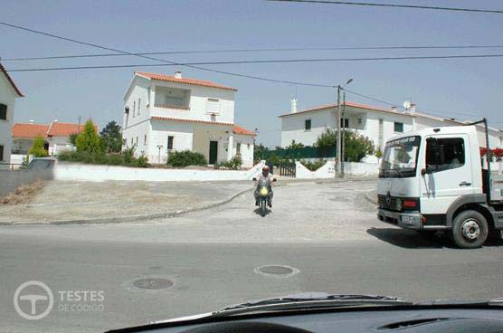 Pergunta IMT: Qual é a ordem correcta de passagem na intersecção?