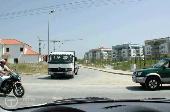 Pergunta IMT: Qual a ordem correcta de passagem, sabendo que eu pretendo mudar de direcção à direita e os outros seguem em frente?