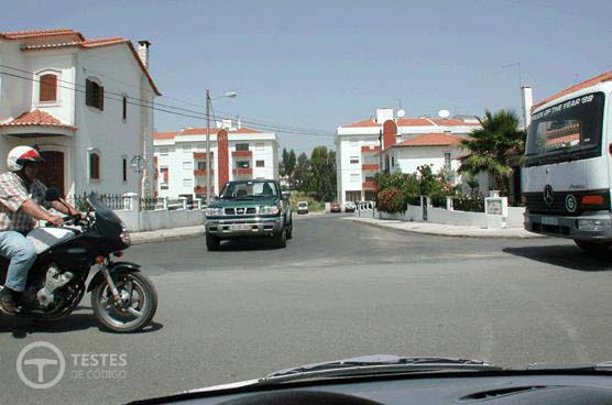 Pergunta IMT: Quando posso avançar, sabendo que tenho intenção de mudar de direcção à direita?