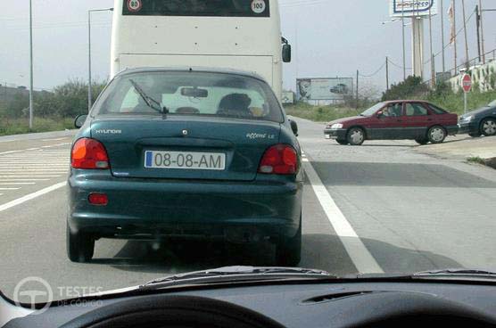 Pergunta IMT: Os condutores que saiam de caminhos particulares têm o dever de: