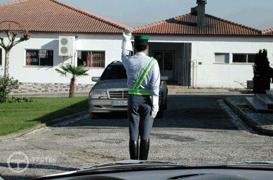 Pergunta IMT: A indicação dada pelo agente regulador de trânsito, destina-se: