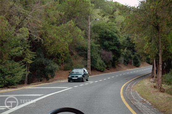 Pergunta IMT: Perante a linha contínua amarela junto ao limite direito da faixa de rodagem, fico a saber que: