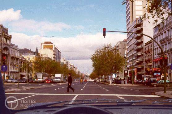 Pergunta IMT: Os sinais luminosos devem ser repetidos do lado esquerdo ou por cima da faixa de rodagem: