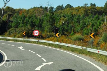 Pergunta IMT: A linha descontínua de aviso que se encontra no pavimento, indica-me a proximidade de uma: