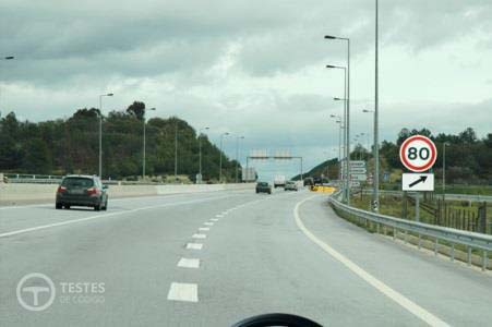 Pergunta IMT: Como se designa a marca rodoviária que se encontra à minha esquerda?
