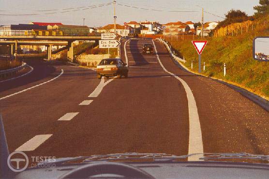 Pergunta IMT: Ao entrar na área abrangida pelas raias oblíquas, o condutor do automóvel branco incorre numa contra-ordenação?