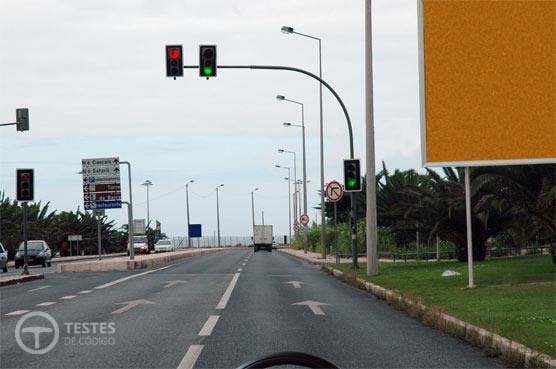 Pergunta IMT: A sinalização luminosa permite avançar os veículos que circulam na via de trânsito à minha esquerda?