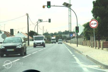 Pergunta IMT: A sinalização luminosa permite-me mudar de direcção à esquerda?