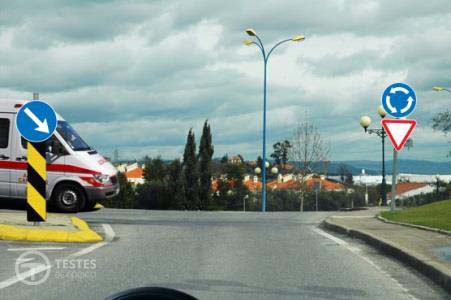 Pergunta IMT: Os veículos prioritários têm prioridade de passagem quando circulam numa rotunda?