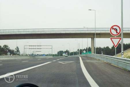 Pergunta IMT: A via de trânsito onde circulo destina-se a permitir que os veículos: