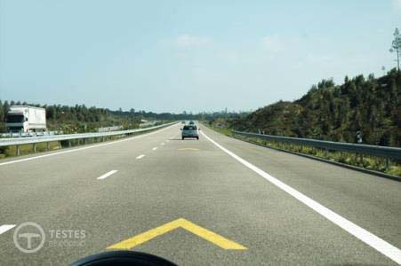 Pergunta IMT: As marcas rodoviárias de cor amarela que se encontram no pavimento designam-se: