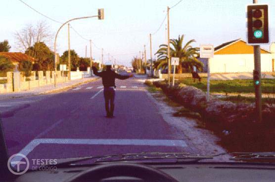 Pergunta IMT: Nesta situação, posso buzinar para alertar o agente de autoridade da minha presença?