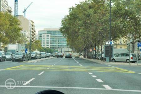 Pergunta IMT: Perante a marca rodoviária de cor amarela que se encontra no pavimento, devo saber que: