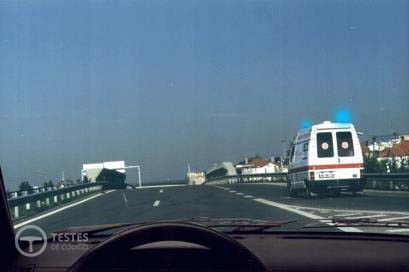 Pergunta IMT: Circulo numa auto-estrada. Quem tem o dever de ceder a passagem, nesta situação?