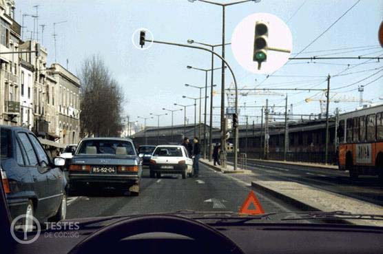 Pergunta IMT: Perante a indicação do sinal luminoso, estou autorizado a avançar. No entanto, as condições do trânsito: