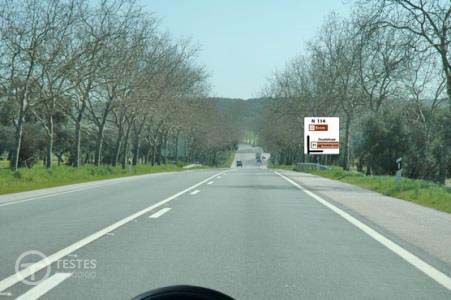 Pergunta IMT: Posso pisar ou transpor a linha mista que se encontra à minha esquerda?