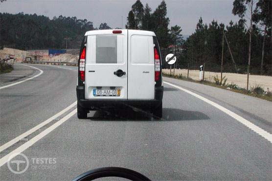 Pergunta IMT: Posso transpor as marcas rodoviárias separadoras dos sentidos de trânsito?