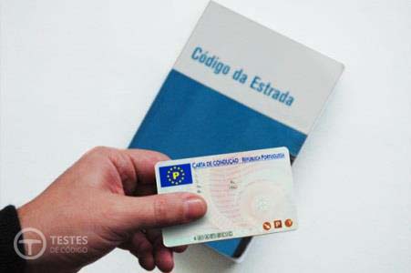 Pergunta IMT: Qual a duração da sanção acessória de inibição de conduzir aplicada a quem pratique uma infracção ao Código da Estrada classificada de grave?