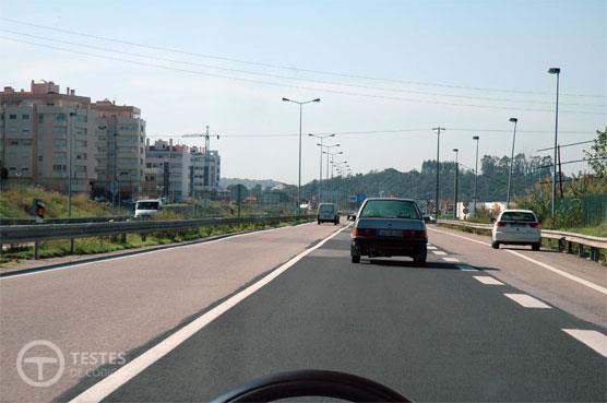 Pergunta IMT: Circulo numa via não urbana. Qual a velocidade máxima a que pode circular o veículo à minha frente?