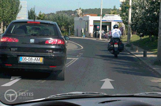 Pergunta IMT: Nesta situação posso ultrapassar o automóvel de cor preta?