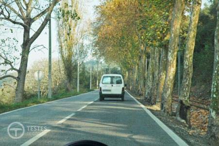 Pergunta IMT: Posso iniciar a manobra de ultrapassagem se o condutor do veículo que circula à minha frente assinalar a sua intenção de ultrapassar um terceiro veículo?