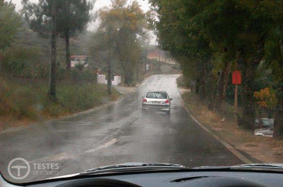 Pergunta IMT: A diminuição da aderência provoca o aumento da distância de travagem. Nestas circunstâncias devo: