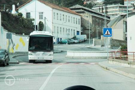 Pergunta IMT: Dentro das localidades, os automóveis pesados de passageiros com reboque encontram a sua velocidade máxima limitada a 40 km/h.