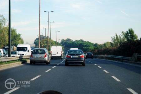 Pergunta IMT: Ao circular nesta via com intensidade de trânsito, estou obrigado a moderar a velocidade do meu veículo?