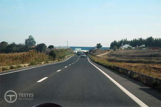 Pergunta IMT: Ao circular nesta via fora das localidades, todos os automóveis ligeiros podem circular à velocidade máxima de 90 km/h.