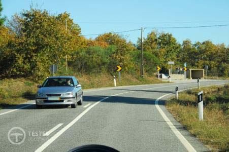 Pergunta IMT: Ao circular neste local, o condutor de um automóvel ligeiro de passageiros, com reboque, não pode exceder a velocidade máxima de: