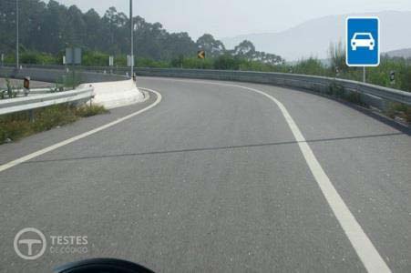 Pergunta IMT: Ao entrar nesta via pública com um automóvel ligeiro de passageiros, com reboque, devo saber que não posso exceder a velocidade máxima de: