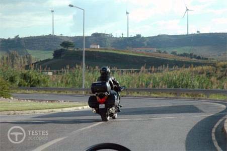 Pergunta IMT: Nesta situação, qual o motivo que deve levar o motociclista a moderar a velocidade?