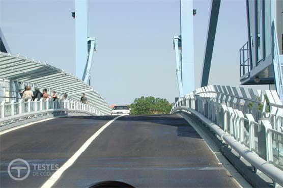 Pergunta IMT: Um condutor está obrigado a moderar especialmente a velocidade quando circula nesta ponte. Concorda com esta afirmação?