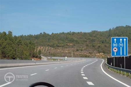 Pergunta IMT: Nesta situação, que via de trânsito devo ocupar se pretender circular de acordo com o limite mínimo de velocidade instantânea estabelecido para a circulação em auto-estrada?