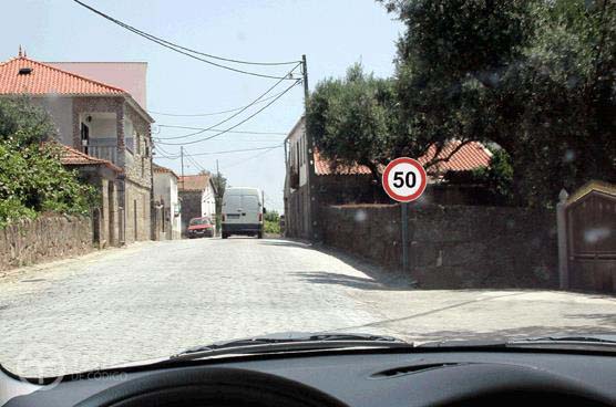Pergunta IMT: Dentro das localidades a velocidade máxima permitida, para todos os automóveis, é sempre de 50 km/h.
