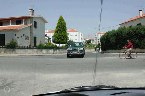 Pergunta IMT: Quando deve avançar o veículo verde, sabendo que se encontra perante o sinal de STOP?