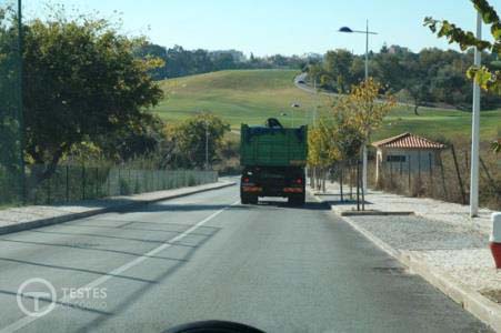 Pergunta IMT: Se não moderar a velocidade numa descida de inclinação acentuada, pratico alguma infracção ao Código da Estrada?