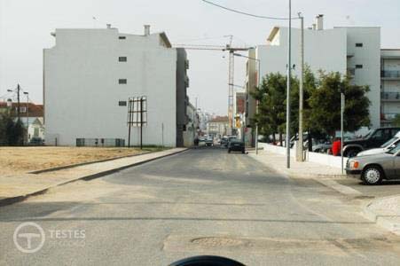 Pergunta IMT: Como devo proceder face ao veículo à minha direita que sai de um parque de estacionamento?