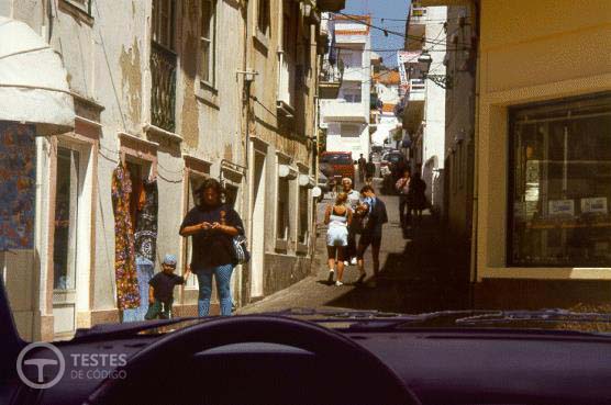 Pergunta IMT: Nesta situação, se pretender seguir em frente em segurança, devo: