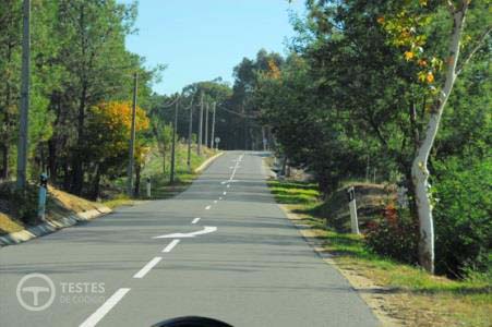 Pergunta IMT: Neste local, os automóveis pesados de passageiros sem reboque não podem circular a velocidade superior a: