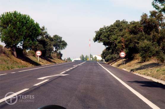 Pergunta IMT: Qual é a velocidade máxima permitida, no local em que me encontro, para automóveis ligeiros de passageiros sem reboque?