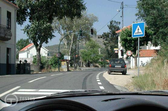 Pergunta IMT: Se conduzir uma máquina agrícola ou motocultivador, a velocidade máxima permitida dentro das localidades é de: