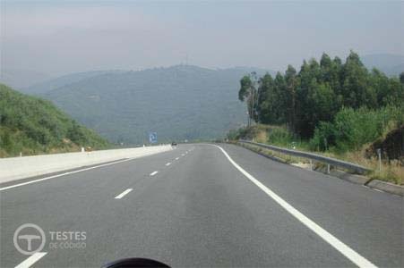 Pergunta IMT: Ao circular em auto-estrada estou obrigado a circular: