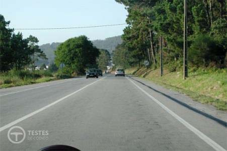Pergunta IMT: Ao circular fora de uma localidade em marcha lenta, o condutor de um automóvel pesado deve manter em relação ao veículo que circula à sua frente uma distância mínima de 50 metros.