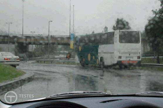 Pergunta IMT: Com o piso escorregadio, devo: