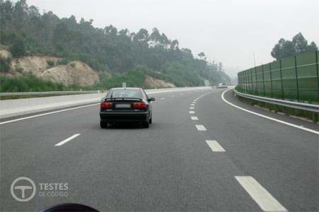Pergunta IMT: Tendo acabado de ultrapassar o veículo que circulava na via mais à direita, posso continuar a circular nesta via ou estou obrigado a passar para a via da direita?