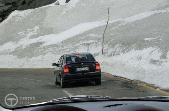Pergunta IMT: Quando o piso está escorregadio, a aderência diminui e: